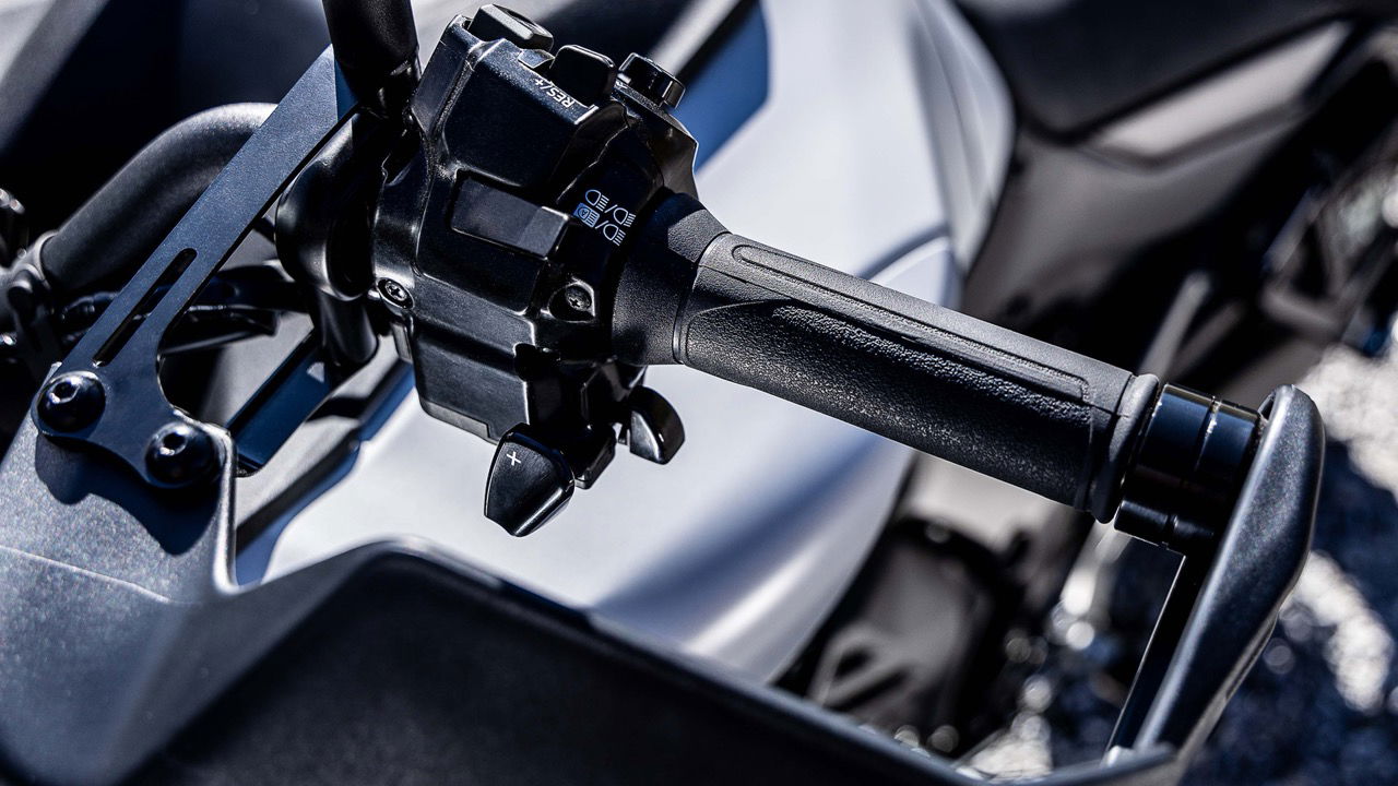 The Y-AMT does away with both the clutch and brake levers